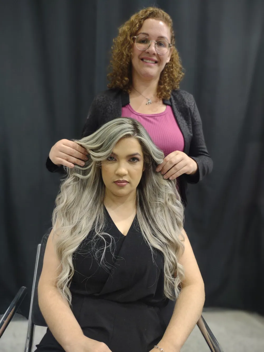 Gleice Carrion ao lado de cliente com loiro platinado longo e impecável