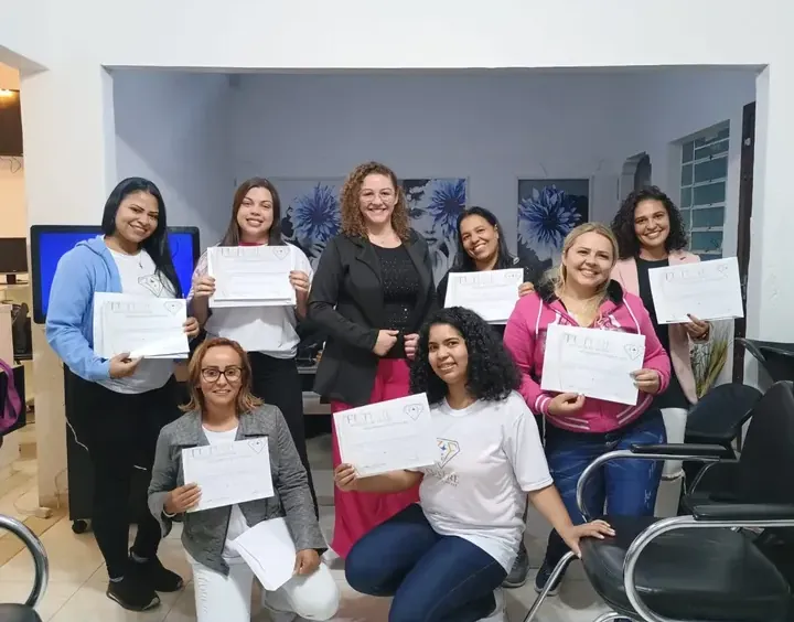Turma de alunas formadas por Gleice Carrion segurando seus certificados