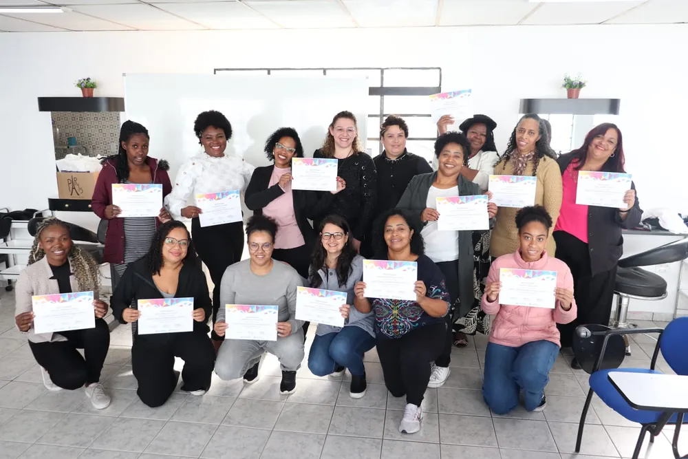 Turma de alunas formadas por Gleice Carrion segurando seus certificados